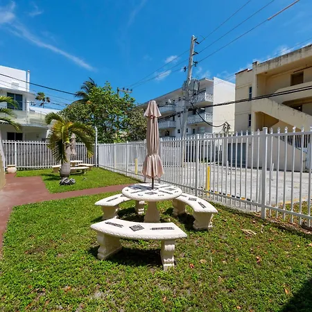 Bellamor Apts At 5Th St Shopping Mall Miami Beach Exterior photo