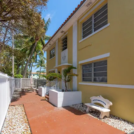 Bellamor Apts At 5Th St Shopping Mall Miami Beach Exterior photo