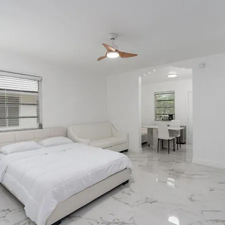 Bellamor Apts At 5Th St Shopping Mall Miami Beach Exterior photo