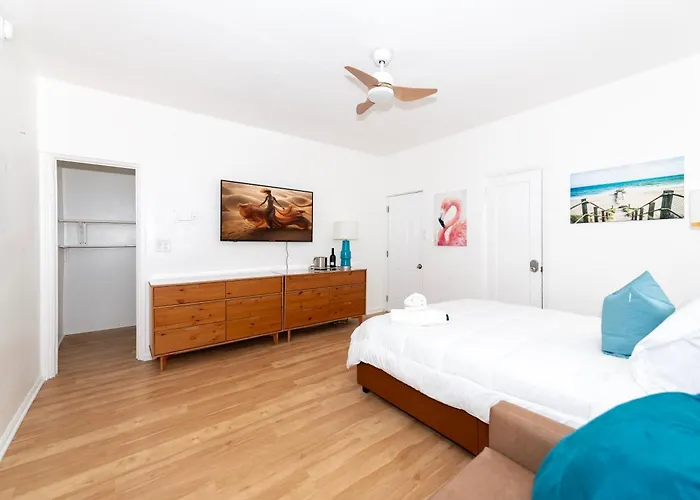 Bellamor Apts At 5Th St Shopping Mall