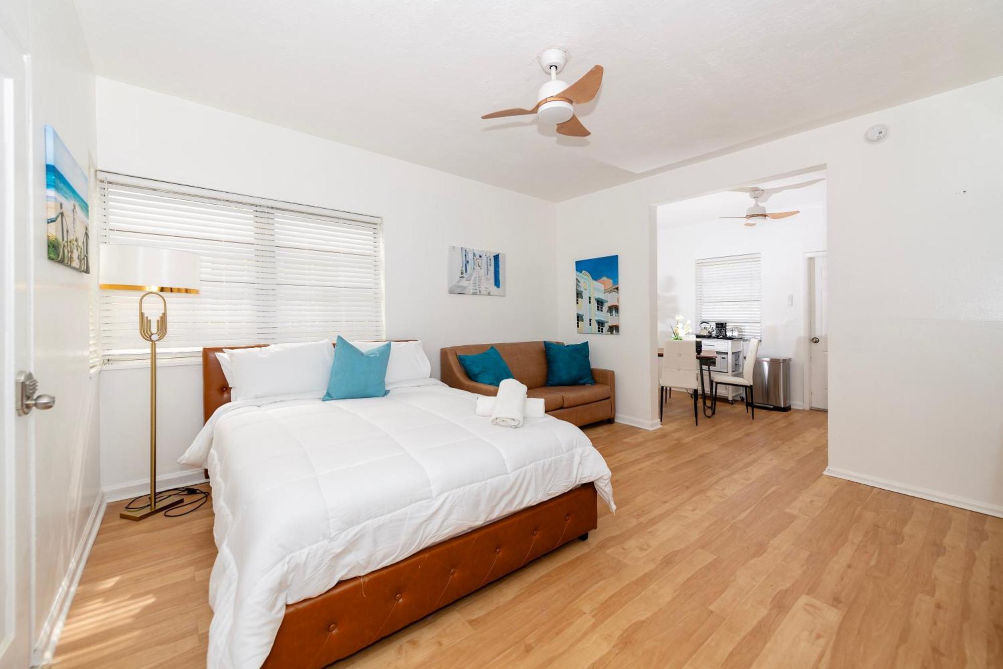 Bellamor Apts At 5th St Shopping Mall Miami Beach