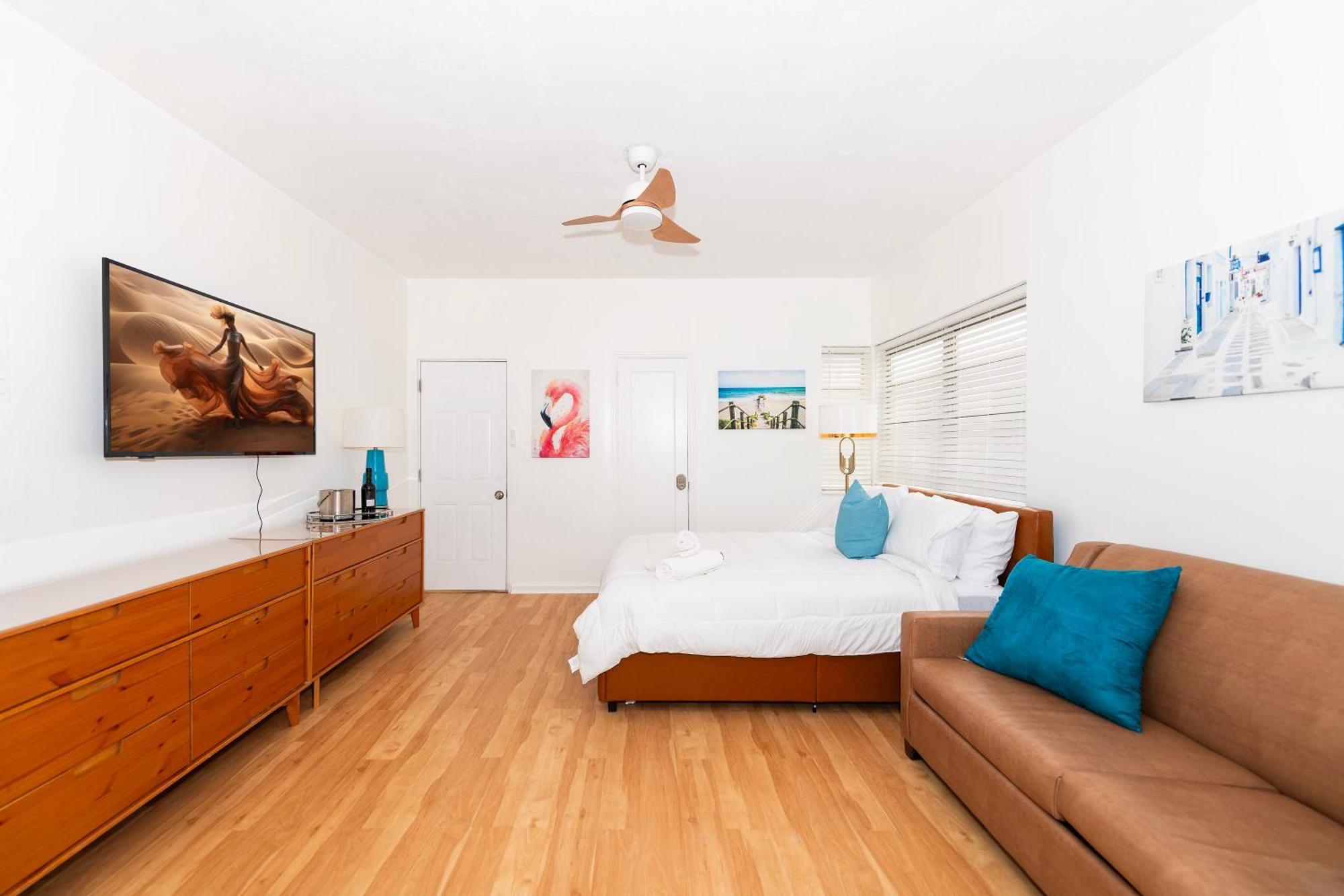 Bellamor Apts At 5th St Shopping Mall Miami Beach