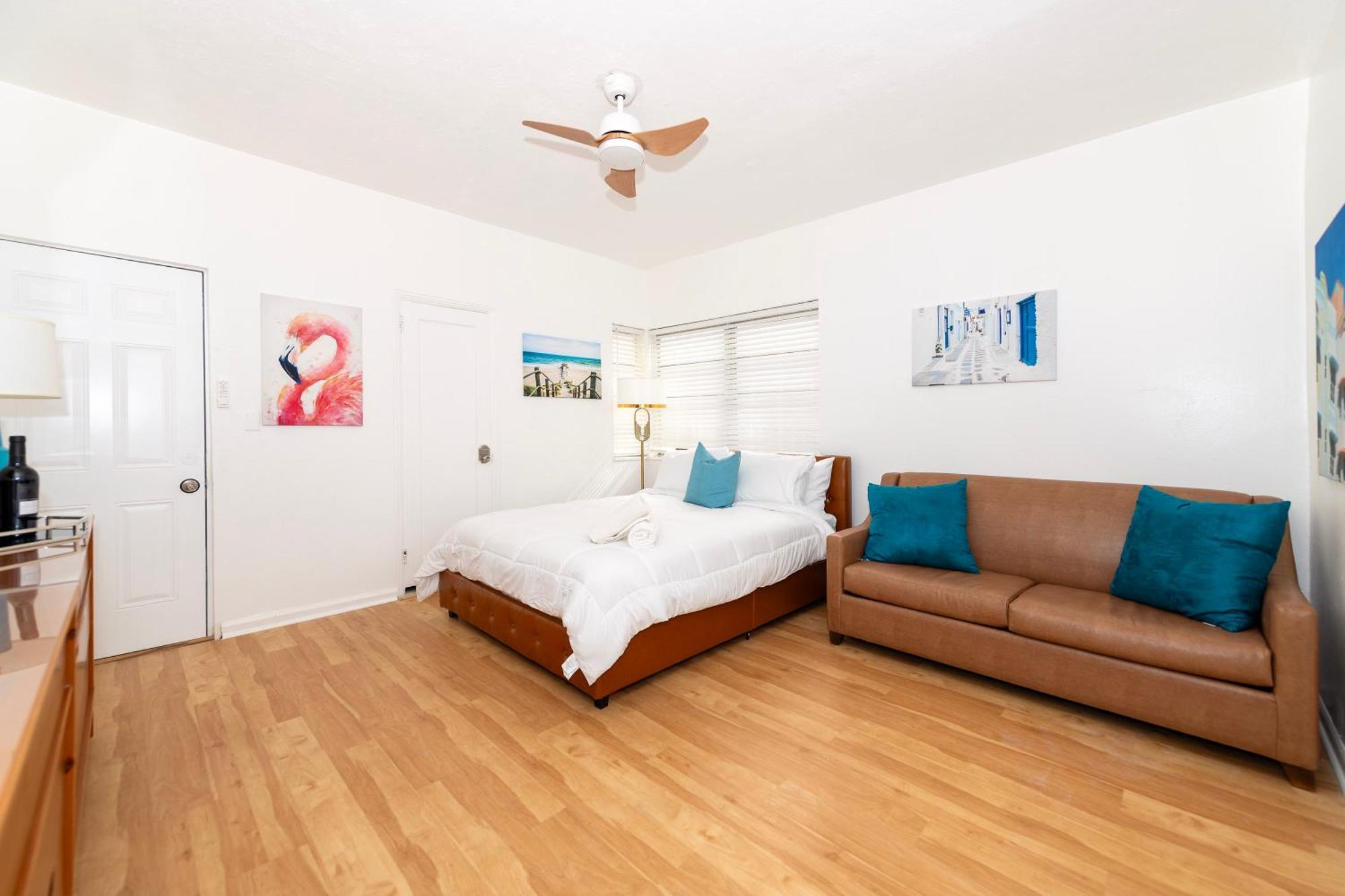 Bellamor Apts At 5th St Shopping Mall Miami Beach